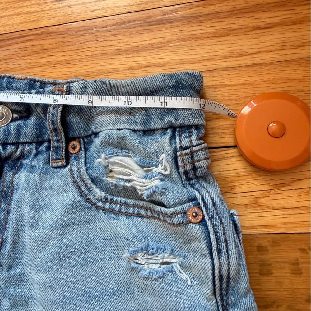American Eagle Outfitters Light Wash Distressed Denim Cutoff Shorts - Picture 2 of 3